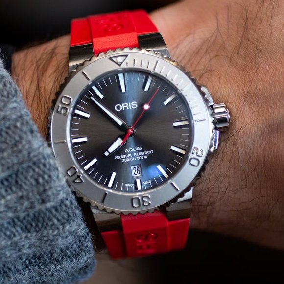 ORIS AQUIS DATE RELIEF - RED STRAP WATCH - Picture 3 of 3